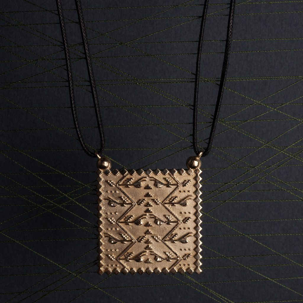 Ogrlica od Zlata Skverče – Luksuzni Nakit sa Pirotskim Ornamentima