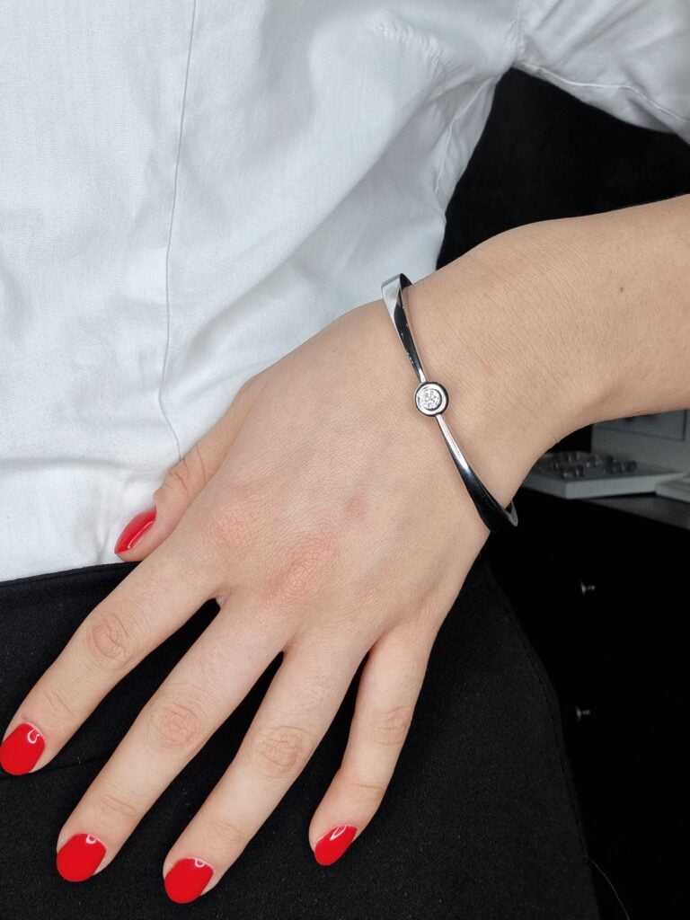 Elegantna narukvica sa brilijantom