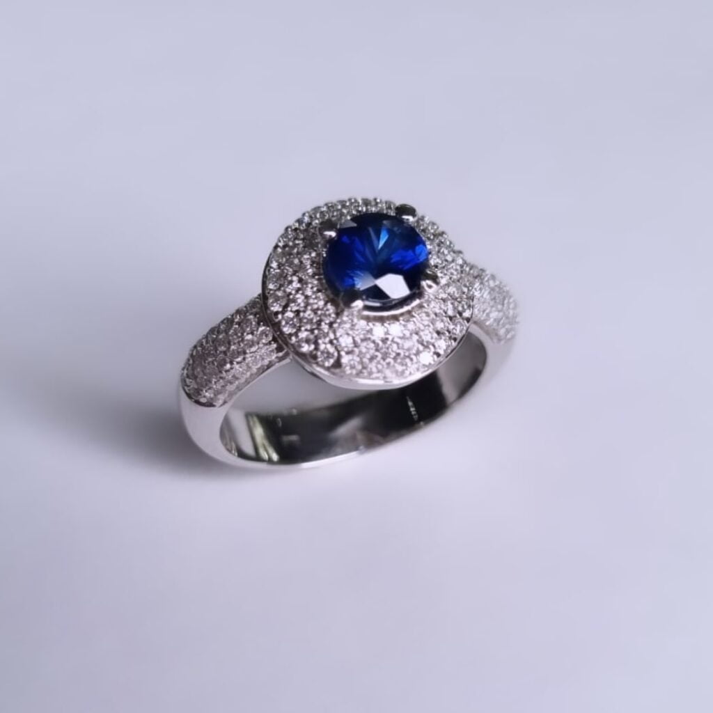 Prsten sa brilijantima i safirom