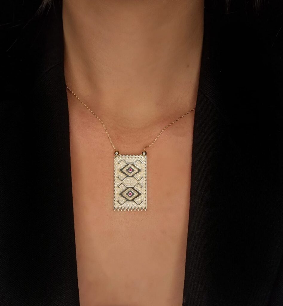 Zlatna ogrlica sa motivom kornjače, žuto zlato, rubini i brilijanti, inspirisana pirotskim ćilimom.