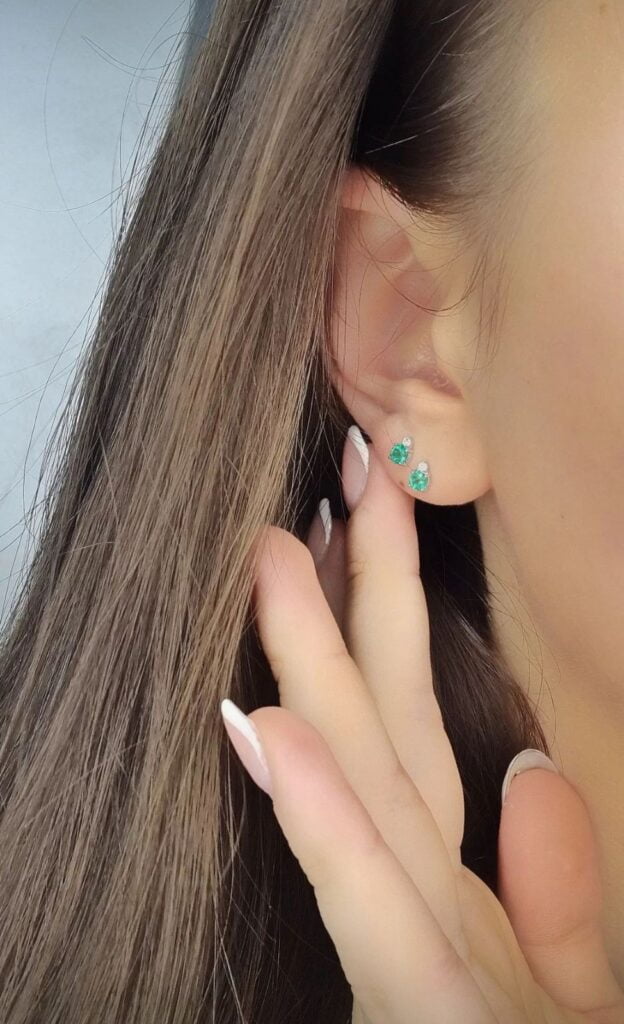 Round n’ round minđuše od belog zlata sa draguljima