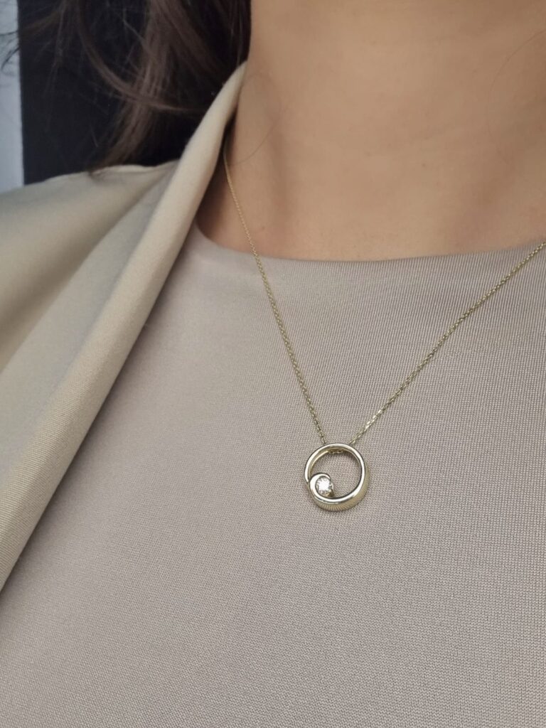 Né dans le Feu ogrlica sa brilijantom