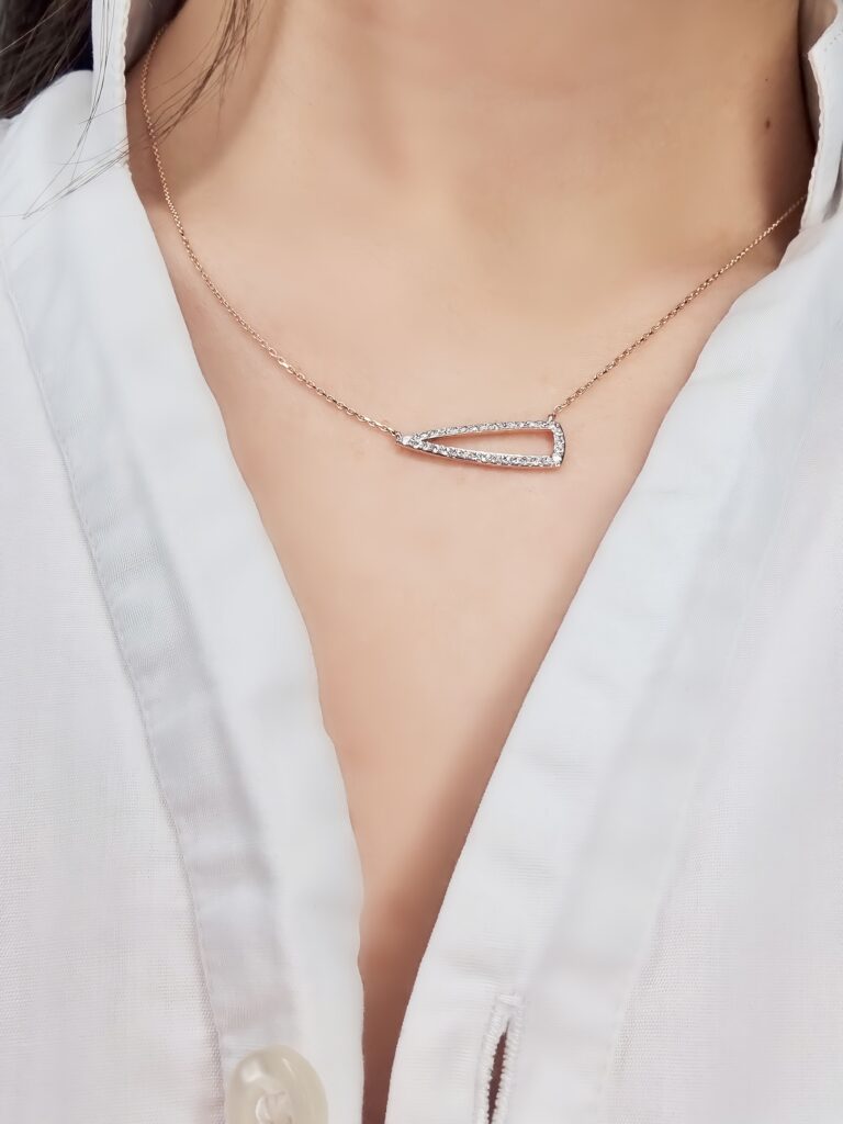 Ogrlica od roze zlata sa brilijantima