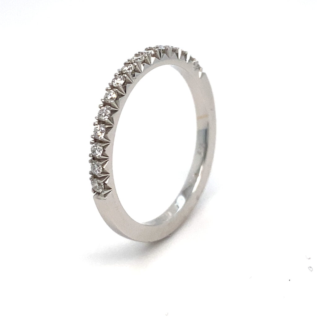 Prsten od belog zlata sa brilijantima