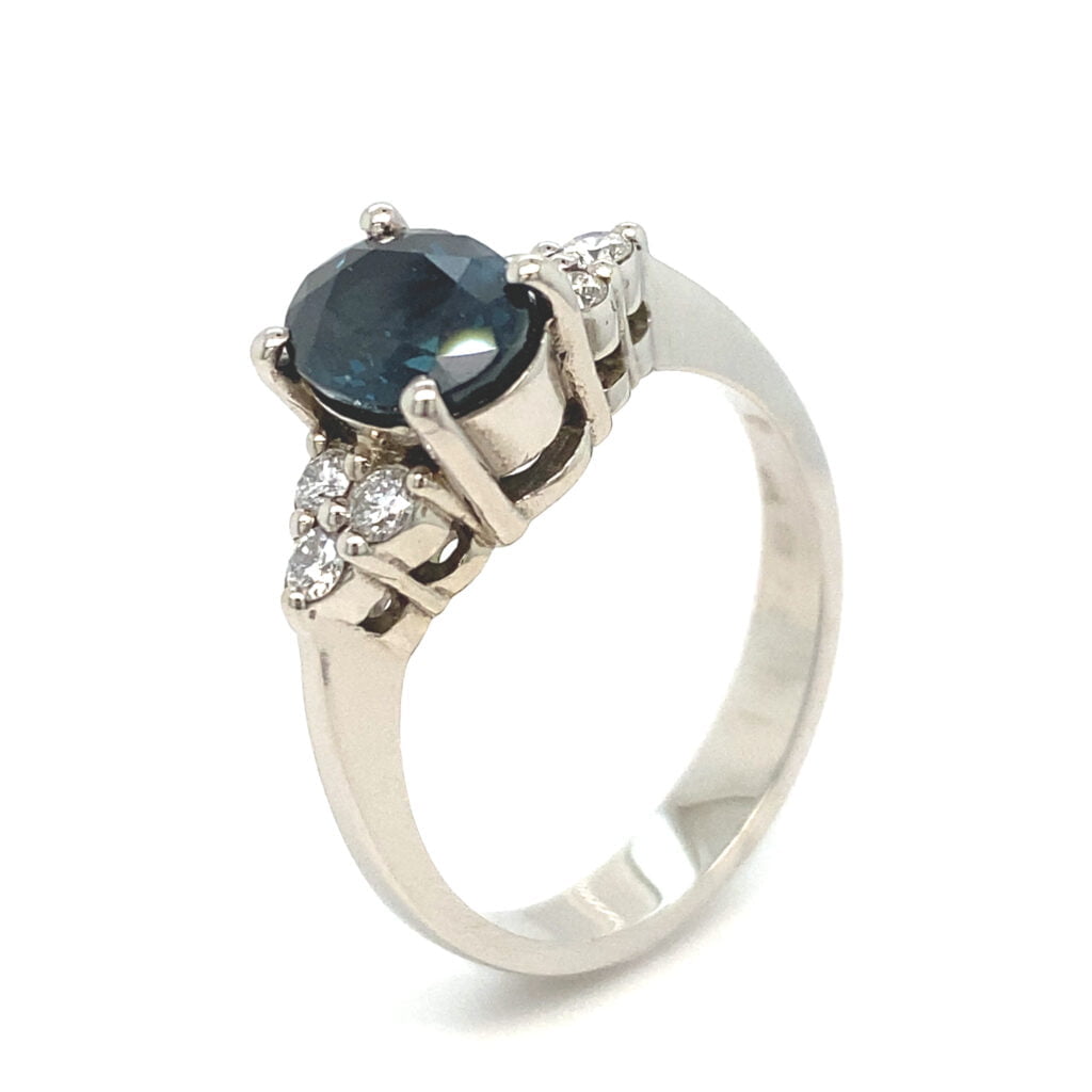 Prsten od belog zlata sa safirom i brilijantima
