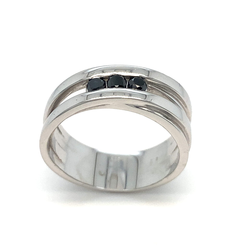 Prsten od belog zlata sa crnim dijamantima