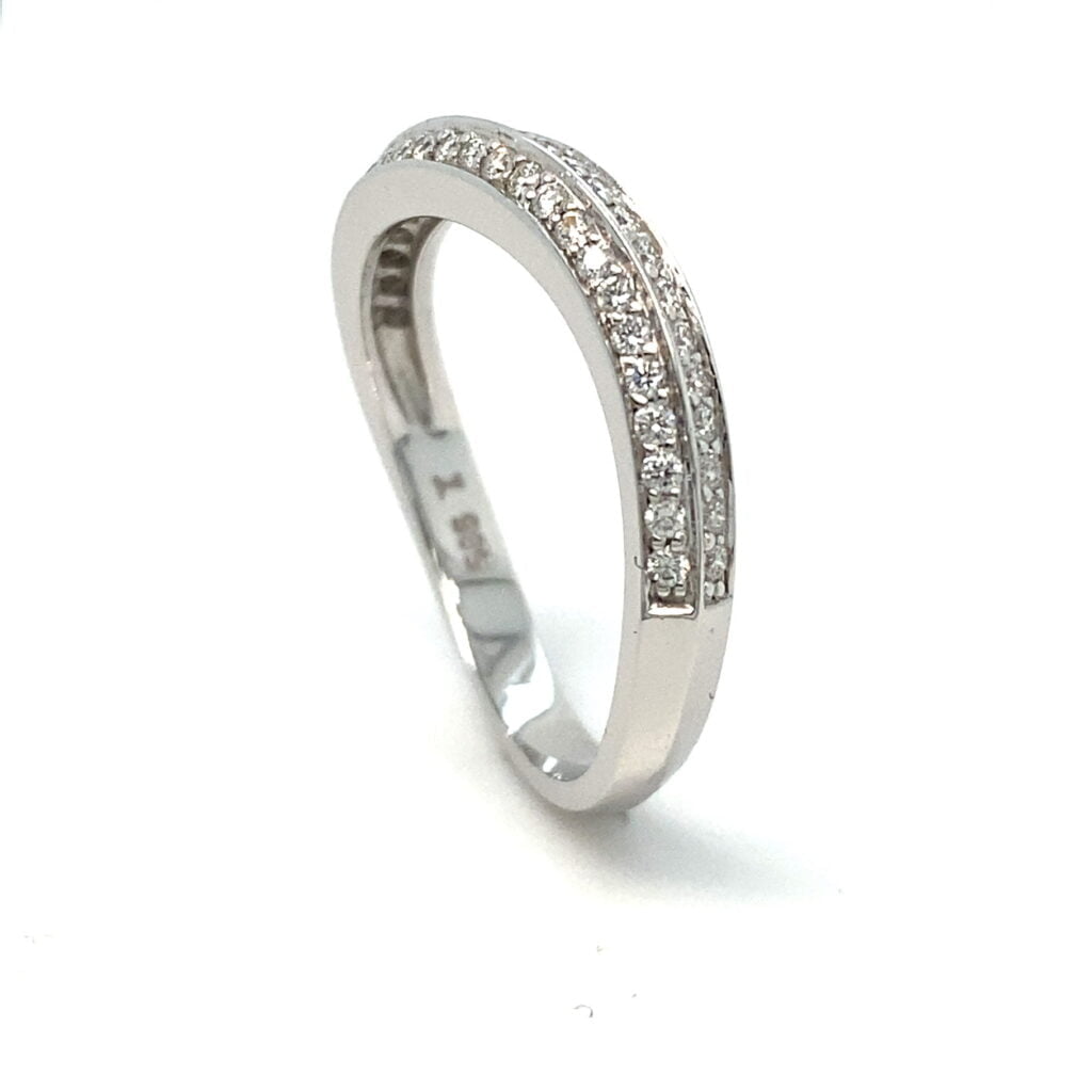 Prsten od belog zlata sa brilijantima