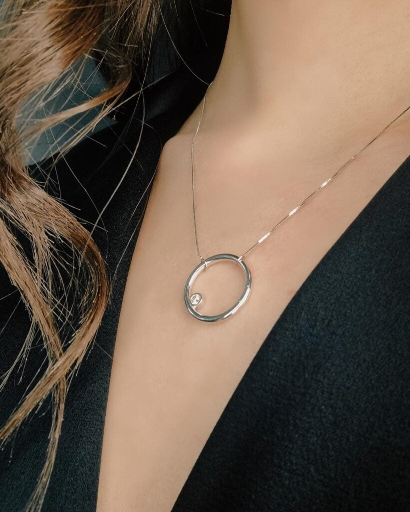 Ogrlica krug sa brilijantom