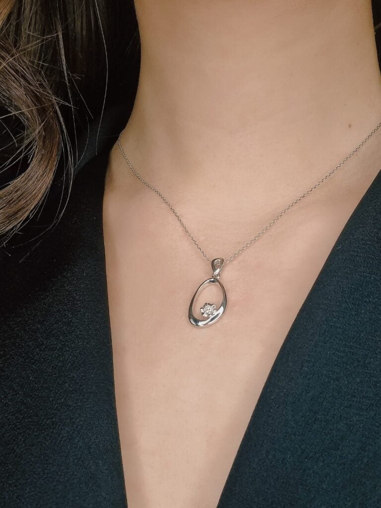 Ogrlica od belog zlata sa brilijantom