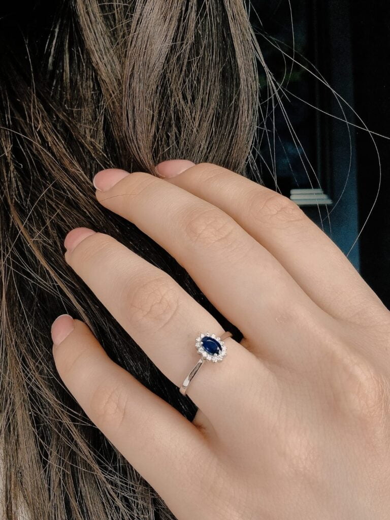 Prsten od belog zlata sa safirom i brilijantima